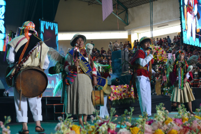 Las nuevas y las viejas generaciones participan en las danzas del conocido ritual.