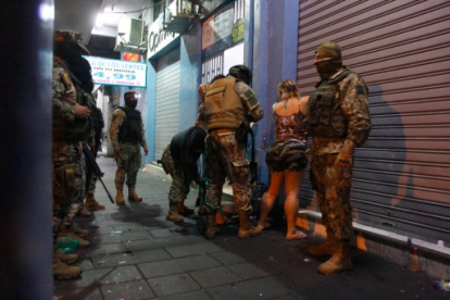 El toque de queda restringe la circulación entre las 23:00 y 05:00 en cuatro provincias de Ecuador hasta el 30 de marzo.