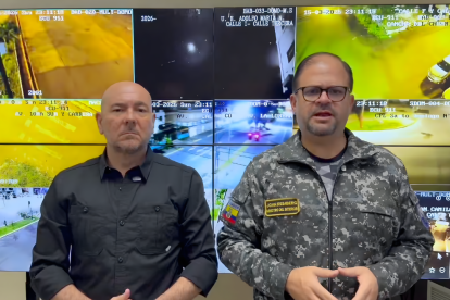 El ministro del Interior, John Reimberg, junto al ministro de Defensa, Gian Carlo Loffredo, supervisan el monitoreo de cámaras en Guayaquil tras la primera noche de operativos y detenciones durante el toque de queda.