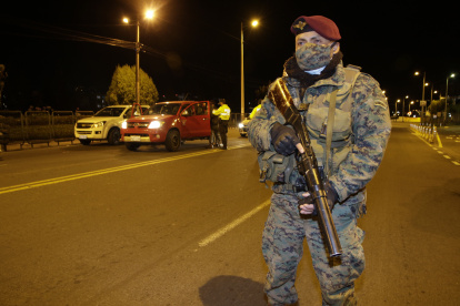 Militares del Fuerte Patria junto con la policía realizaron un operativo verificando el cumplimiento de un toque de queda pasado.