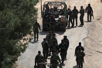 Soldados israelíes se congregan en una posición no revelada a lo largo de la frontera entre Israel y Líbano, en el norte de Israel, el 16 de marzo de 2026.