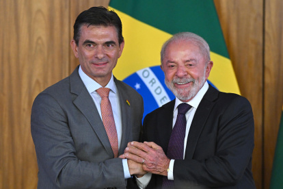 El presidente de Brasil, Luiz Inácio Lula da Silva (d), estrecha la mano de su homólogo de Bolivia, Rodrigo Paz.