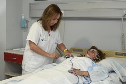 Una doctora prepara a una paciente para una prueba para diagnosticar apnea. Imagen de archivo.