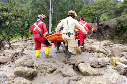 Dos adultos mayores fueron rescatados de un aluvión ocurrido en el cantón Girón.