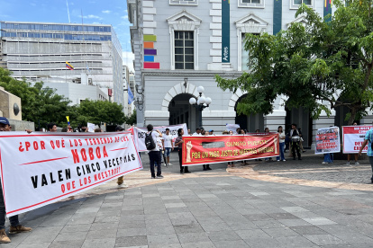 Moradores de la avenida Cacique Tomalá se concentraron en los exteriores del Municipio de Guayaquil, el jueves 26 de febrero.