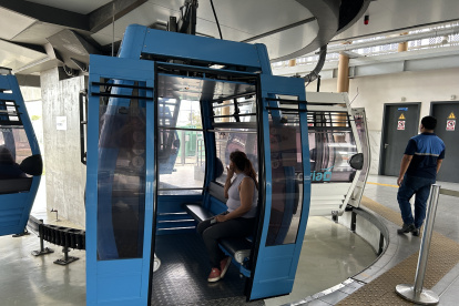 El sistema aerosuspendido Aerovía conecta a Guayaquil y Durán a través de cabinas que se mueven por sobre el río Guayas.