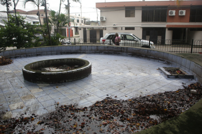 Descuido. Los malos olores acompañan a los residentes en el parque.