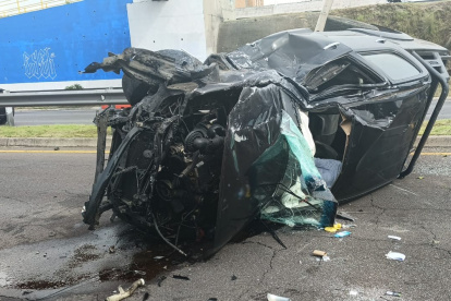 Uno de los vehículos quedó volcado sobre la Ruta Viva, luego del accidente entre dos automotores.