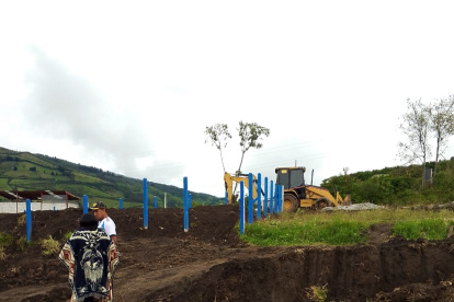 Maquinaria retenida por la AMC tras intervenir obra sin permisos en Chillogallo.