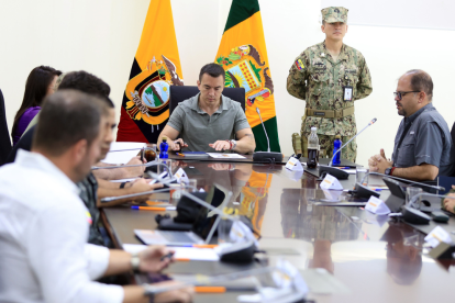 Daniel Noboa encabeza reunión de seguridad junto a autoridades militares en Quito.