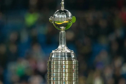 El trofeo de la Copa Libertadores que obtendrá el ganador.
