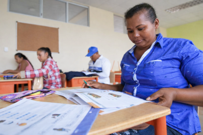 La modalidad educativa permite estudiar con acompañamiento docente y trabajo independiente.