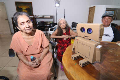 Adultos mayores escucharon y conversaron con el asistente de IA durante la actividad organizada por estudiantes e investigadores universitarios.