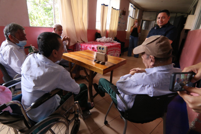 Los adultos mayores participaron atentos en la demostración del robot, que utiliza una aplicación con inteligencia artificial (IA).