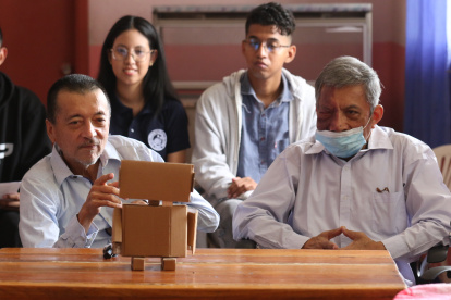 Luis Mancheno (izquierda) conversó sobre barcos con el robot que utiliza Inteligencia Artificial.