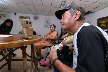 La IA puede ser una herramienta que fomente la conversación con los adultos mayores y les ayude a reactivar recuerdos, indican los investigadores.