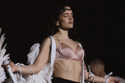 Rosalía en la LDLC Arena de Lyon, durante la primera noche del 'Lux Tour'.