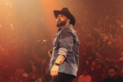 El mexicano dio sus primeros pasos como músico profesional alrededor de 2005 como parte de la banda local Los Reales