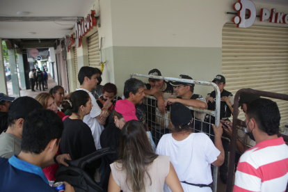 Residentes y comerciantes del Multicomercio tienen casi un mes insistiendo por acceder a sus propiedades para retirar mercaderías y pertenencias tras el incendio del centro comercial.