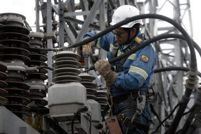 Personal técnico refuerza infraestructura eléctrica ante lluvias intensas en zonas críticas del país.