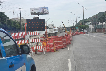 Equipos pesados instalan estructuras de hasta 40 metros en el paso elevado que busca aliviar el tráfico hacia la vía a la costa.