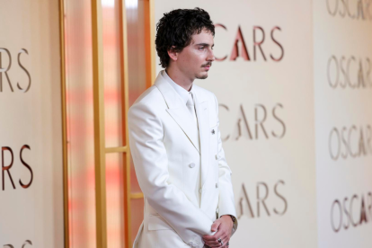 Timothée Chalamet posa en la alfombra roja de los Oscar, donde su estilo marcó uno de los momentos más comentados de la gala.