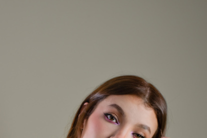 En su propuesta musical conviven influencias del pop latino con el rock en español.