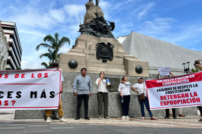 Plantón. En las afueras del Municipio de Guayaquil, afectados por la construcción del Quinto Puente piden audiencia a la alcaldesa, Tatiana Coronel.