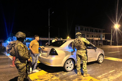 La Policía y las Fuerzas Armadas realizan operativos durante la segunda jornada del toque de queda.