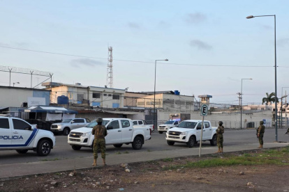 Miembros de la fuerza pública patrullarán las calles de Machala durante el horario de toque de queda.