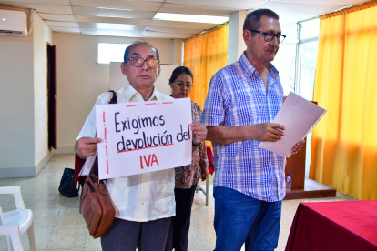 Un grupo de adultos mayores exige la devolución del IVA.