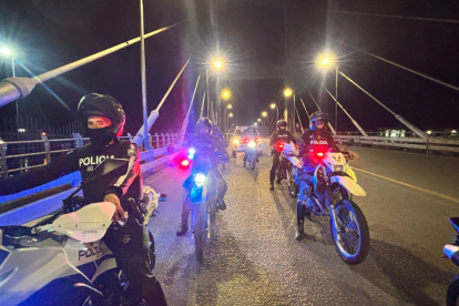 Policías patrullan durante el toque de queda, operativo que hasta el 17 de marzo dejó 253 detenidos en el país.