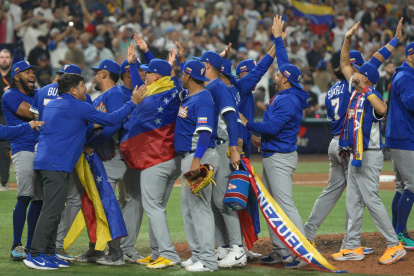 Los jugadores de la selección de Venezuela festejan tras una victoria clave en el Clásico Mundial de Béisbol.