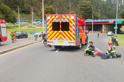Debido al impacto, el motocilista resultó herido.