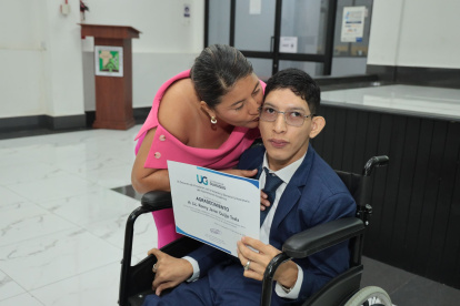 Ronny Quijije, joven con discapacidad motriz, obtuvo la máxima calificación al defender su tesis en Ingeniería en Software en la Universidad de Guayaquil.