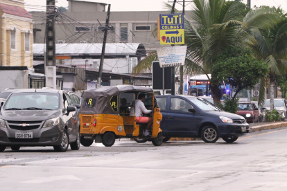 Tricimotos circulando en vías principales, algo que está prohibido, se ha vuelto común en Guayaquil, ante la imprudencia de sus conductores y la falta de control efectivo.