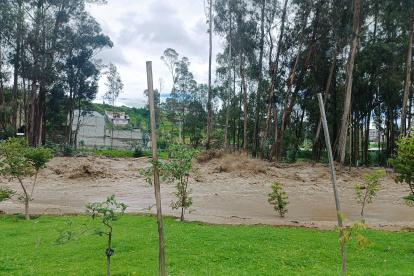 La creciente del río Yanuncay afectó a varias comunidades rurales y barrios de la zona urbana de Cuenca.