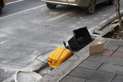 Un televisor y otros artículos quedaron sobre la calzada de 10 de Agosto entre las avenidas Machala y Quito, tras ser lanzados por una mujer desde lo alto de un edificio.
