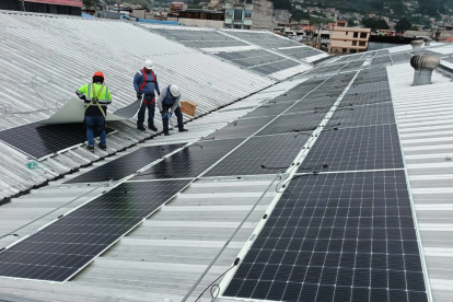 La instalación de paneles solares en una empresa.