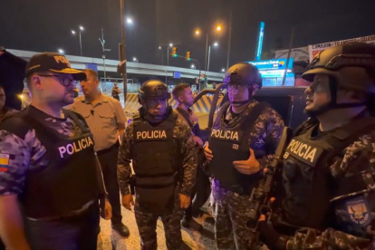 El ministro John Reimberg supervisó las operaciones policiales en Guayas durante el toque de queda nocturno.