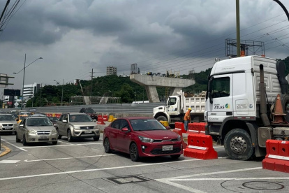 Conductores enfrentan nuevos desvíos mientras se ejecuta el montaje de vigas en el paso elevado de Los Ceibos.