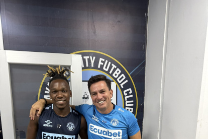 Un abrazo al final entre Pool Gavilánez y Junior Ayoví.