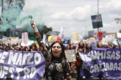 Una persona se manifiesta durante una movilización este domingo 15 de marzo de 2026, en Bogotá (Colombia).
