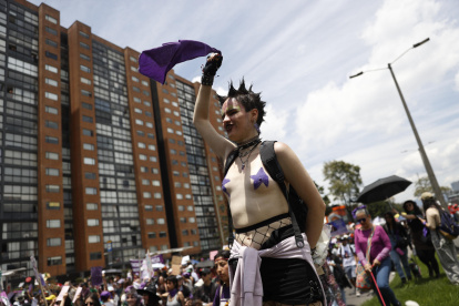 Una persona se manifiesta durante una movilización este domingo en Bogotá (Colombia).
