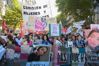 Mujeres sostienen carteles durante una manifestación por el Día Internacional de la Mujer Trabajadora, para rechazar el Gobierno del presidente Javier Milei, este lunes, en Buenos Aires (Argentina).