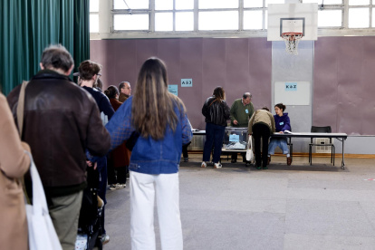 Personas hacen cola para votar en un colegio electoral durante la primera vuelta de las elecciones municipales en París, Francia, el 15 de marzo de 2026.