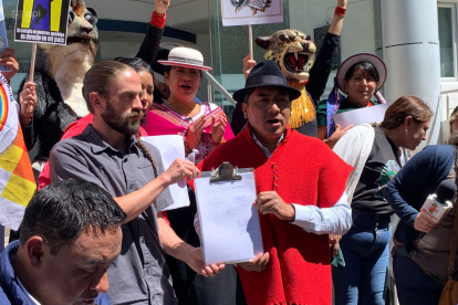 Pedro Bermeo (izquierda) y Leonidas Iza (derecha) acudieron a la Corte Constitucional este 16 de marzo de 2026.