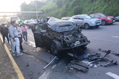 Accidente de tránsito en la Autopista General Rumiñahui provocó fuerte congestión en sentido valle–Quito la mañana de este lunes.