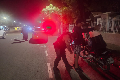 El operativo se llevó a cabo en el cantón Milagro, donde los uniformados decomisaron un arma de fuego, municiones, un cargador y dosis de droga.