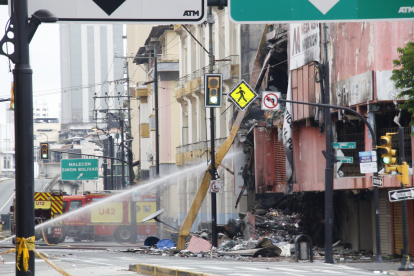 Los agentes hallaron el dinero oculto en varias maletas.